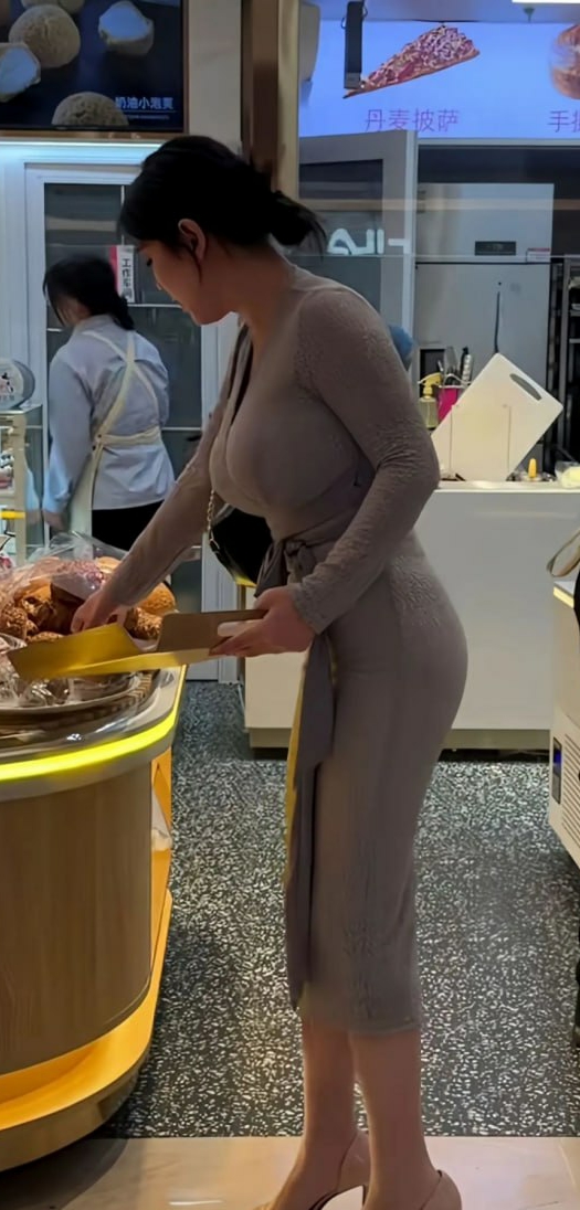 本来想买个面包吃 突然就饱了