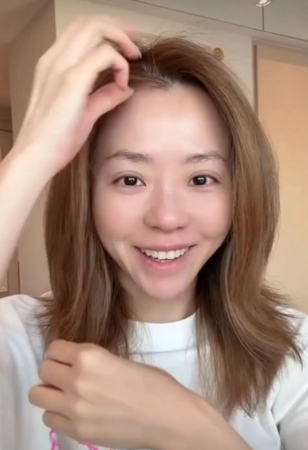 纯素颜的张靓颖，你还认识吗？
有网友说压根认不出来!
认不出来没关系，这才是最真