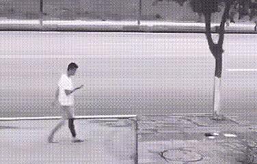 男子边走路边看手机，根本没有注意脚下的路，被段钢管绊了一跤，趴到的时候，脸正好对