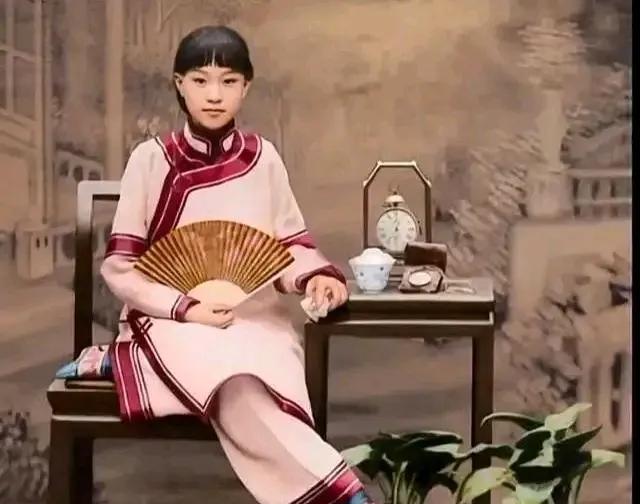 晚清名妓杨翠喜这张照片
搁现在也就个在上初，高中的孩子
正值读书的年纪
可当时的
