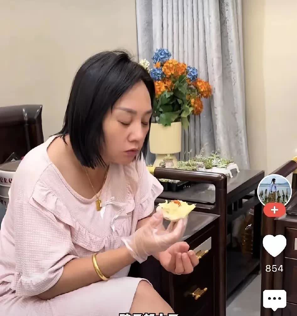 解清帅说他妈妈抑郁症复发了，家里资金遇到困难了，哥哥也挺困难的。再看看人家发的孝