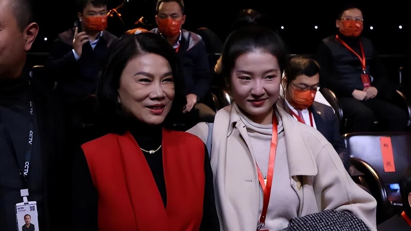 从决裂到同框！时隔两年董明珠与孟羽童直播拥抱，恩怨一笔勾销？