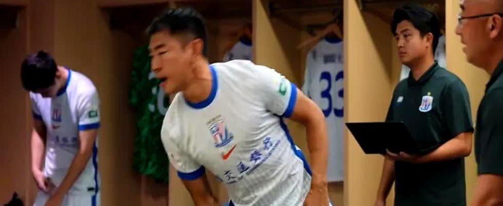 “不拼就散伙”——斯卢茨基把这句话甩在申花球员脸上，等于把全队架在火上烤。
他