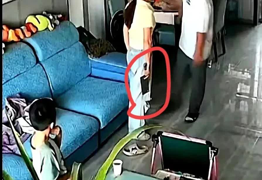 女子拿刀逼着丈夫签字离婚书，为了确保顺利离婚，妻子还叫来了民警在家见证。最终，她