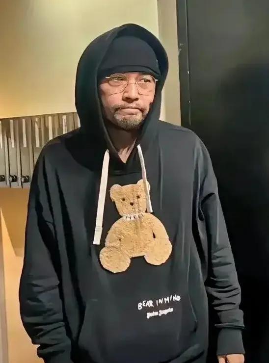 大家敢相信吗？这位身穿黑色卫衣，戴着眼镜留着有点泛白胡须的男士是周杰伦吗？
听说