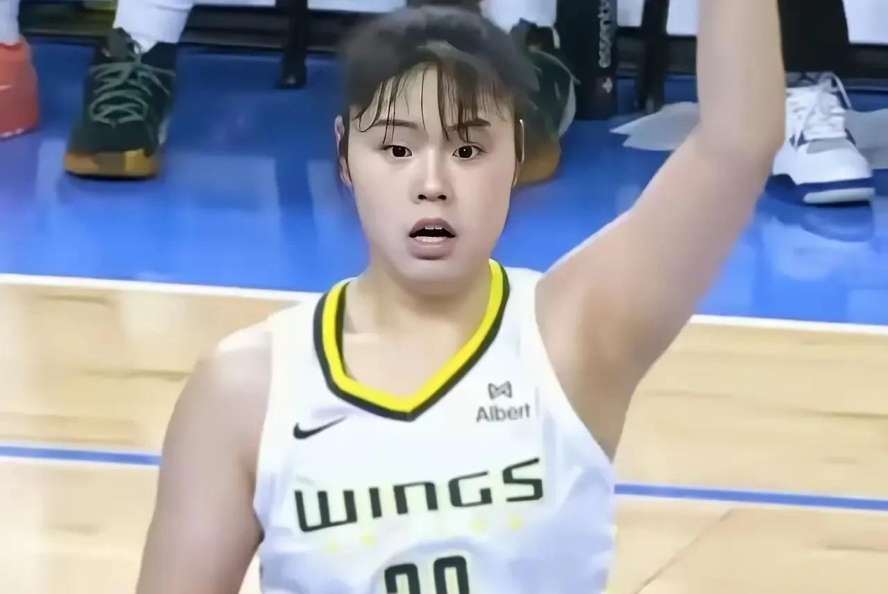 宝宝和梦梦谁更漂亮
单从外表长相而言
你喜欢梦梦还是宝宝
假如你要找老婆
你更喜
