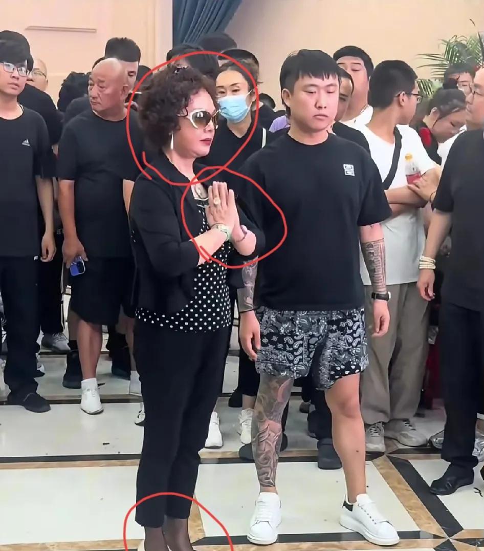 不看不知道，一看震惊到！
原来老五婶儿梦真的实力这么大！
单看她在老爷子告别式上