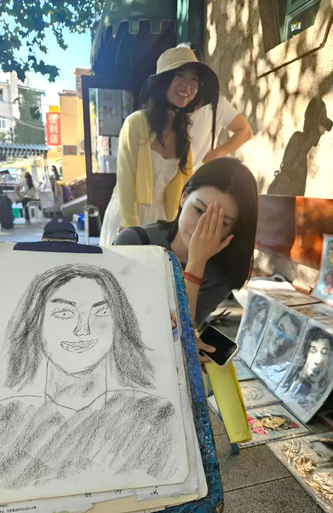 我有个朋友，大学三年学的美术，对画画那是真上心。
最近他琢磨着，想去街边摆个摊，