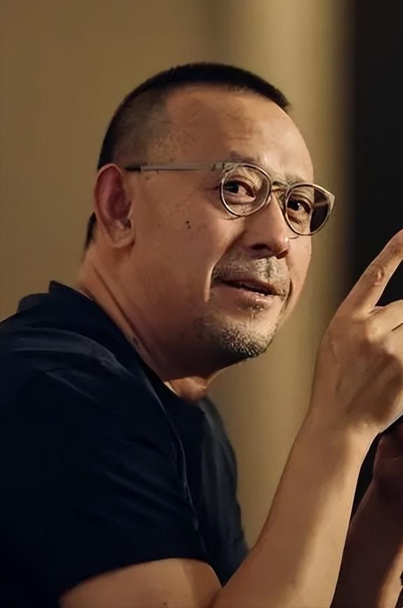 演员姜文说，大宅门这个戏，捧红了陈宝国，其实一开始，我想演这个来的，不知道他们怎