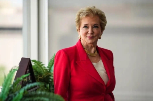 美国教育部长琳达·麦克马洪（Linda McMahon）周五在接受媒体采访时，为