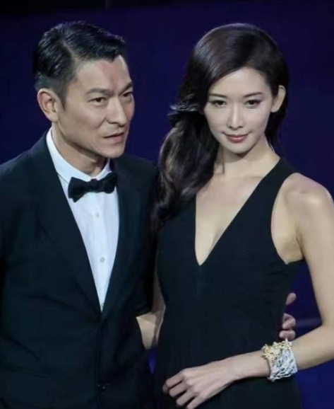 2019年，林志玲大婚，请了半个娱乐圈，却唯独没有请刘德华，刘德华生气地问她：“