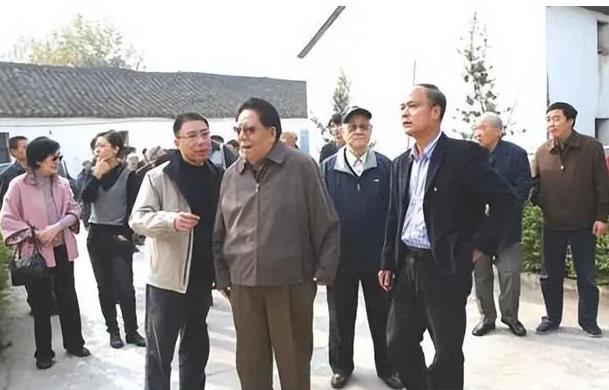 1996年。离休的铁瑛将军正在家里看报纸。就在这时，女婿走了进来。女婿说：爸！你