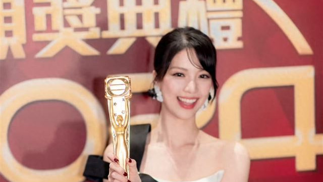突然宣布喜讯！TVB力捧小花晒大露背美照，参加婚前派对太亮眼