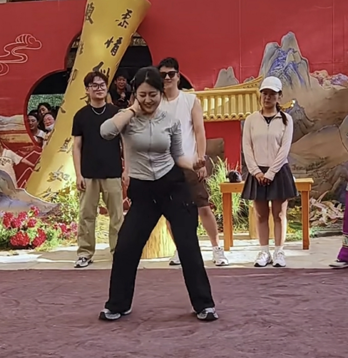 万人围观下的屁股太会甩了，