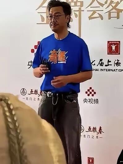 这竟然是减肥后的贾冰。瘦到不敢认，认不出。贾冰下月末才45岁。郭品超已经过了48