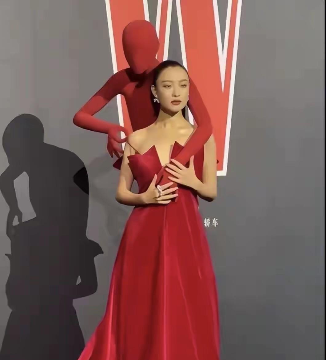 感觉倪妮是娱乐圈最爱穿红裙的女明星了吧，尤其是这次活动的红毯造型，一般人真驾驭不