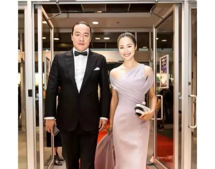 光从外形去看，江一燕跟自己的老公赵汉唐真的好互补哦，一个悲伤婉转，一个硬汉。江一