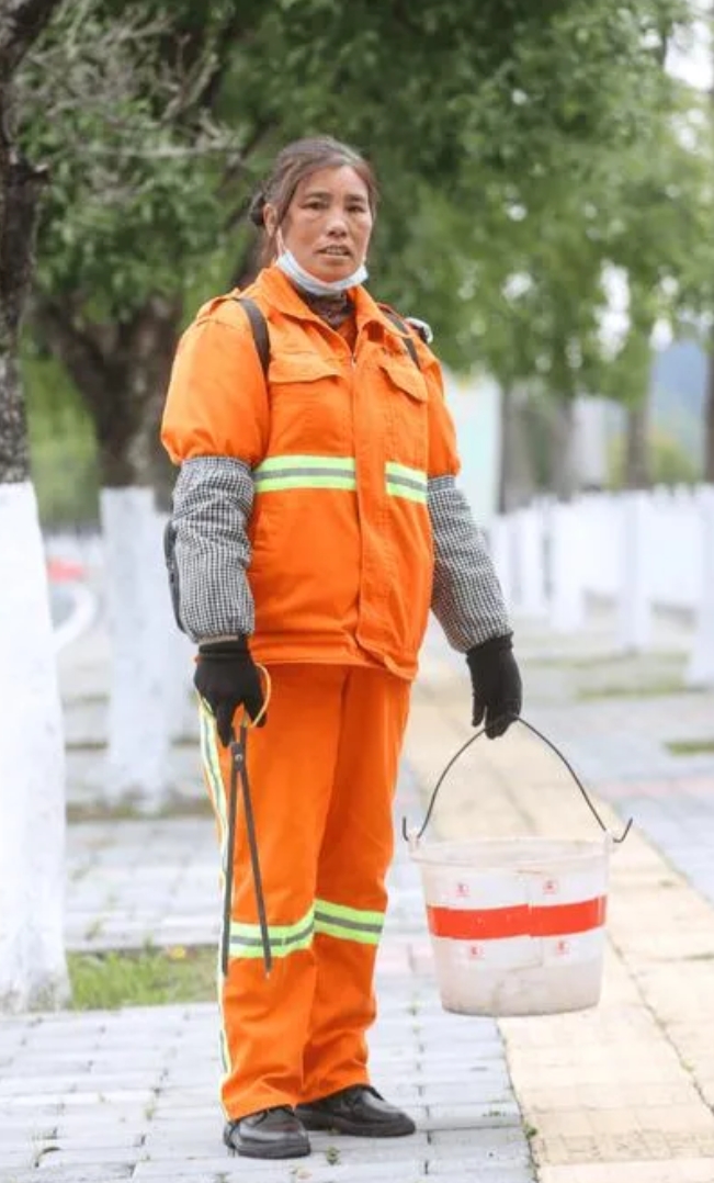 3月1日，一位环卫工大姐捡到一件衣服，起初以为是别人丢弃的准备拿走扔掉，突然看到