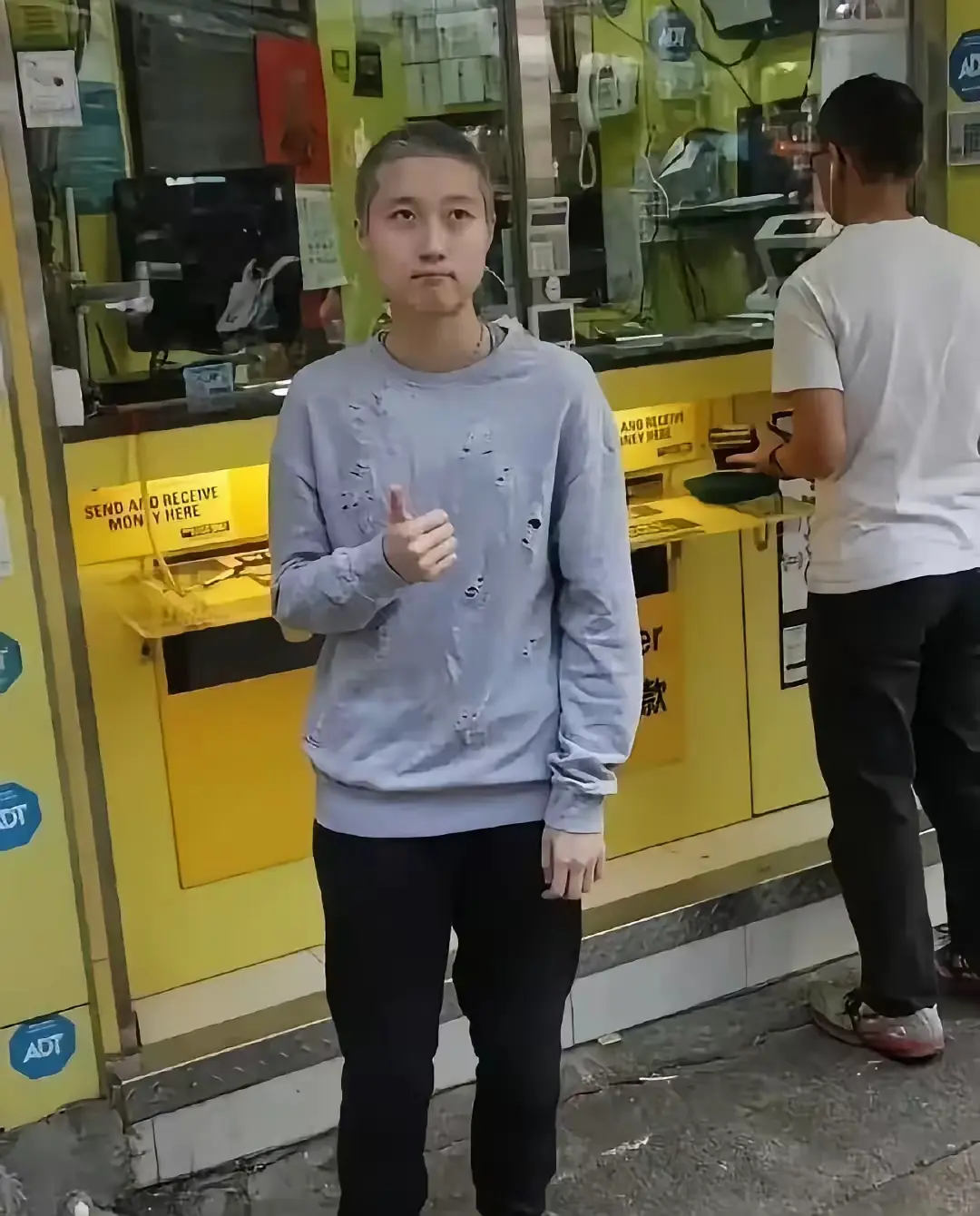 亲生父亲不认，自己还不争气
