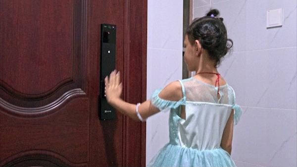 3D人脸+掌静脉识别再进化，萤石启明AI人脸视频锁Y5000FVX体验