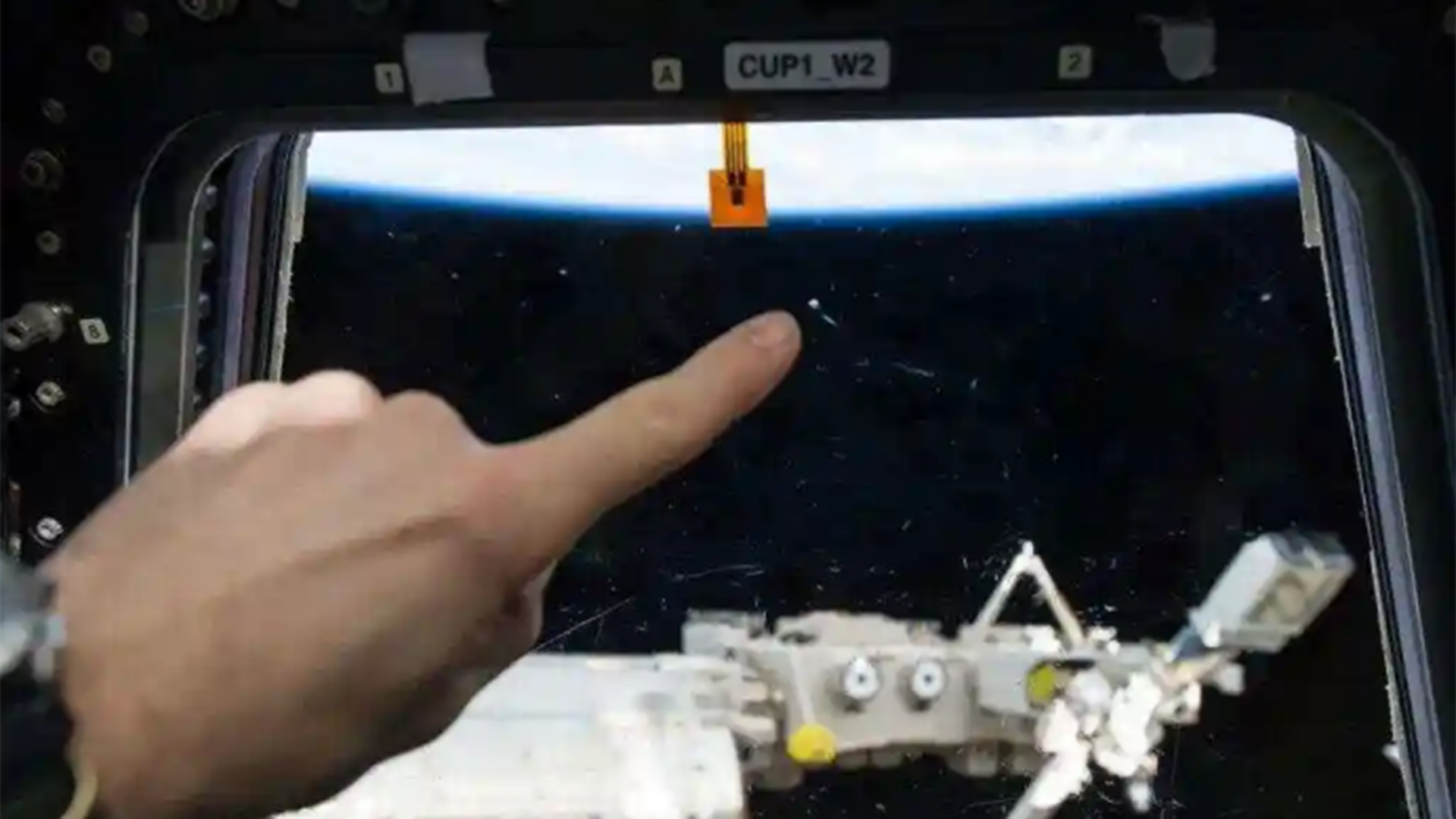 航天员用40倍显微设备发现，神舟二十号飞船裂纹，还能修好吗？