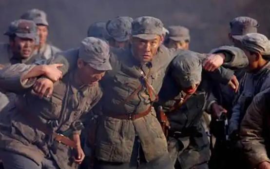 1943年，追着野兔子跑三里多路的“飞毛腿将军”童炎生，跟徐敏结婚，新婚当夜第一