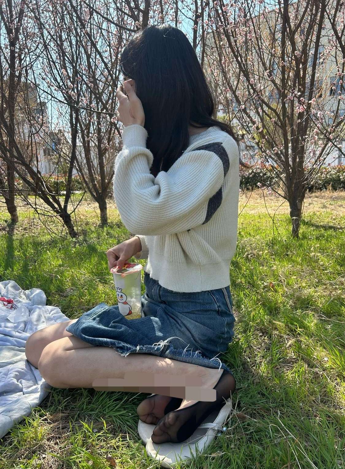 嫂子一定要让我出来野炊，就买了杯柠檬水，这有什么好玩的？[狗头]