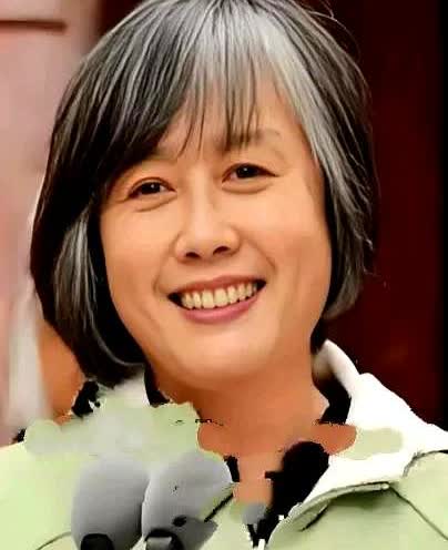 真不敢相信，曾经那么漂亮的她，现在也老了，她今年71岁了，真是岁月如歌。

