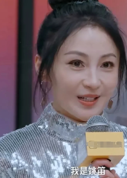姚笛这些年坚持不整容也是不易，不过衰老得有点快，眼睛不再水汪汪的，而是干瘪老态，