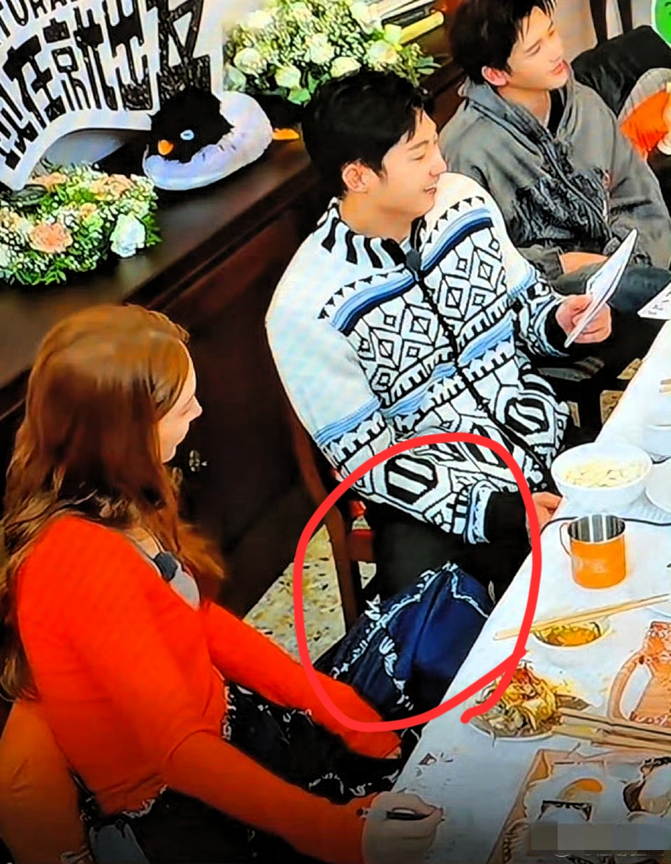 黄景瑜和金晨，你俩赶紧出来澄清啊

有细心的网友发现，综艺节目中金晨疑似把腿放到