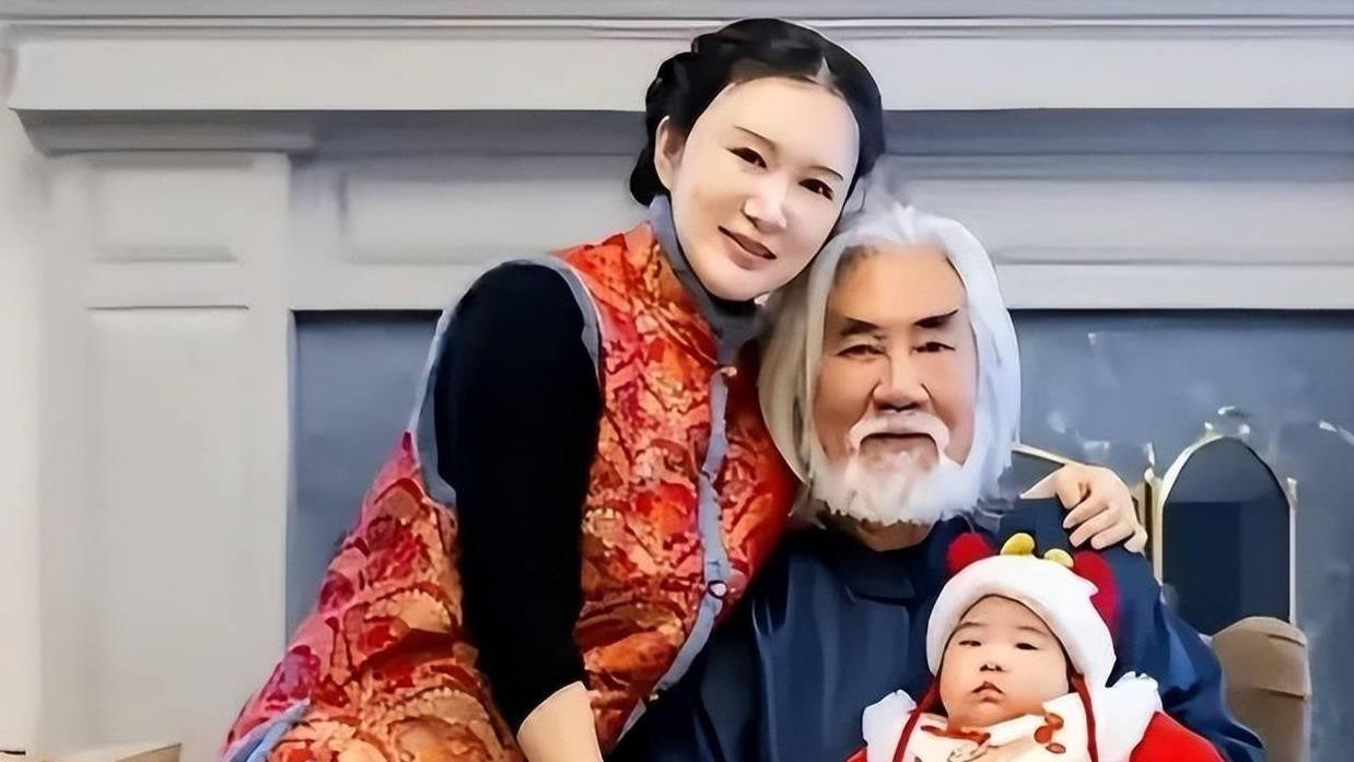张纪中携妻现身，杜星霖生图曝光引热议
