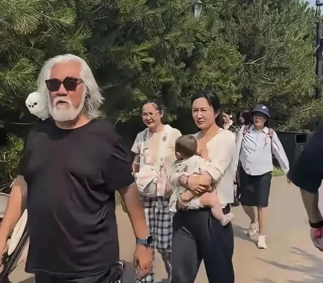 张纪中在公众场合展露强势一面，语气严厉地训斥杜星霖，场面一度颇为紧张。杜星霖面色