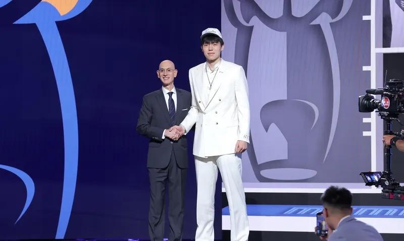 杨瀚森最大的弱点就是速度慢点。
杨瀚森的打法和王治郅有点像，
他们都有灵活的内线