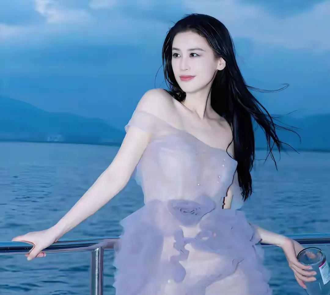 黄圣依在节目里说不赞成婚前同居。她认为两个人结婚是两个家庭的结合，应该慎重对待婚