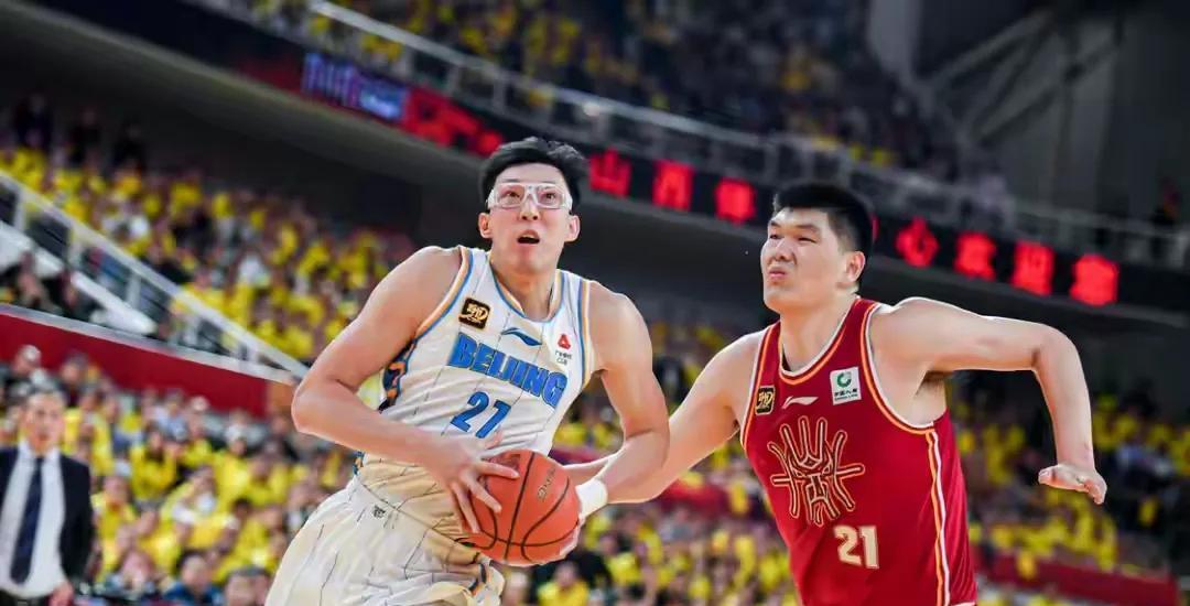 #cba# 称霸内线，周琦真猛啊，大概率要夺冠了。
面对山西的铁血内线，周琦防守