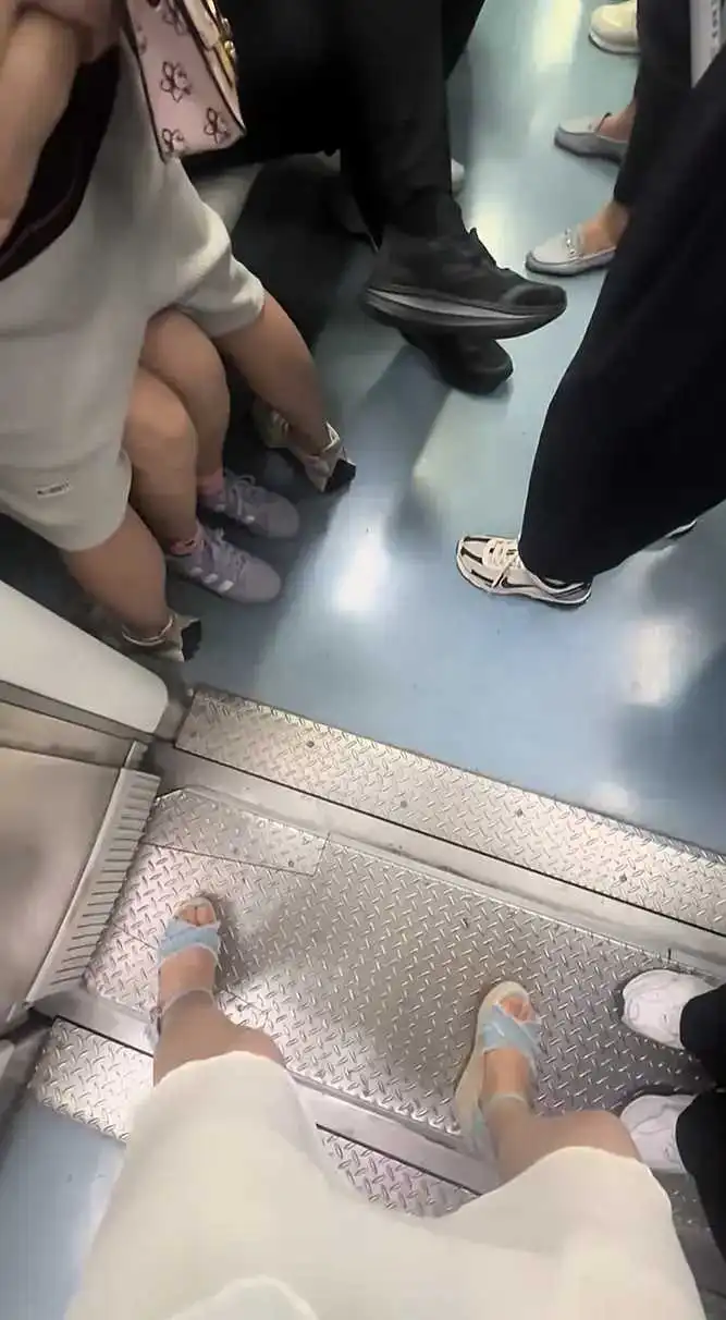 多么善良的小姐姐！给别人腾出空间。