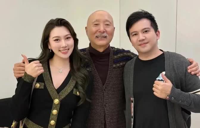 家庭大合照新鲜出炉，陈佩斯这回可是全家齐上阵，有儿子陈大愚的阳光笑容，还有妹妹陈