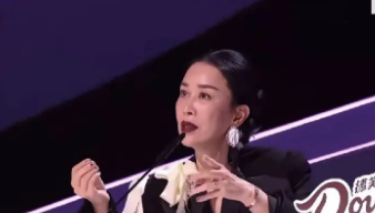 何炅没想到
沈梦辰也没有想到
那英会这么直接的怀疑投票结果，而且说了没几句那英的