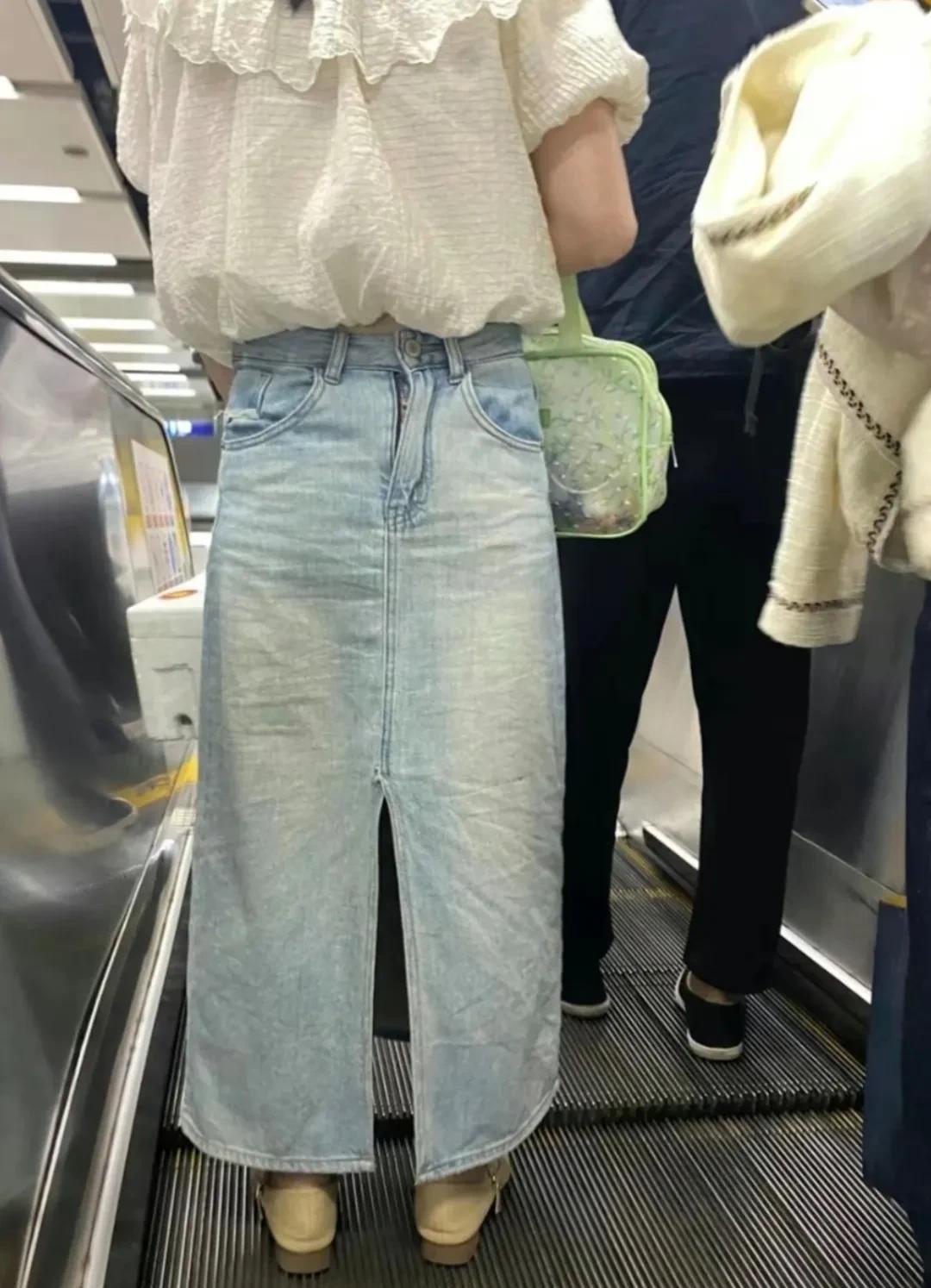 这姐妹裙子穿反了，要不要提醒她一下呢？
