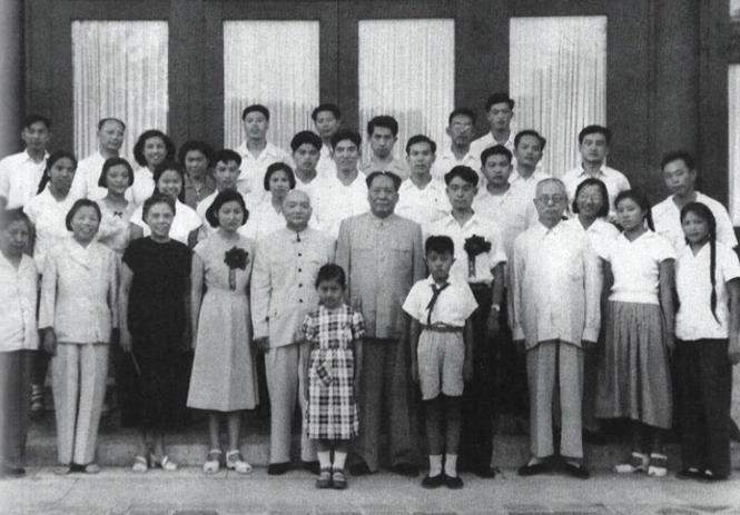 1965年夏天，北京四中的曹耘山填空军政审表时手突然停住了——外公栏里＂毛泽民＂