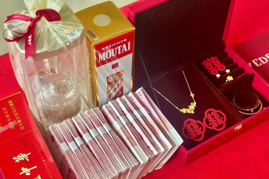 #分享今日趣事#
浙江普通独生女的订婚礼，排场直接拉满！
彩礼五金一样不少，是长