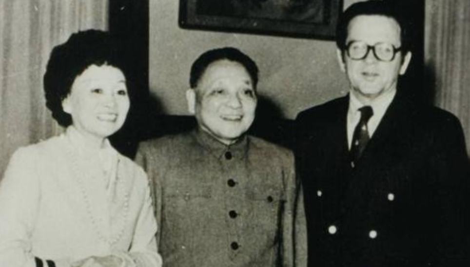 1981年，在北京的一场国宴上，邓小平突然目光犀利地环视全场，语气坚定地说：＂陈