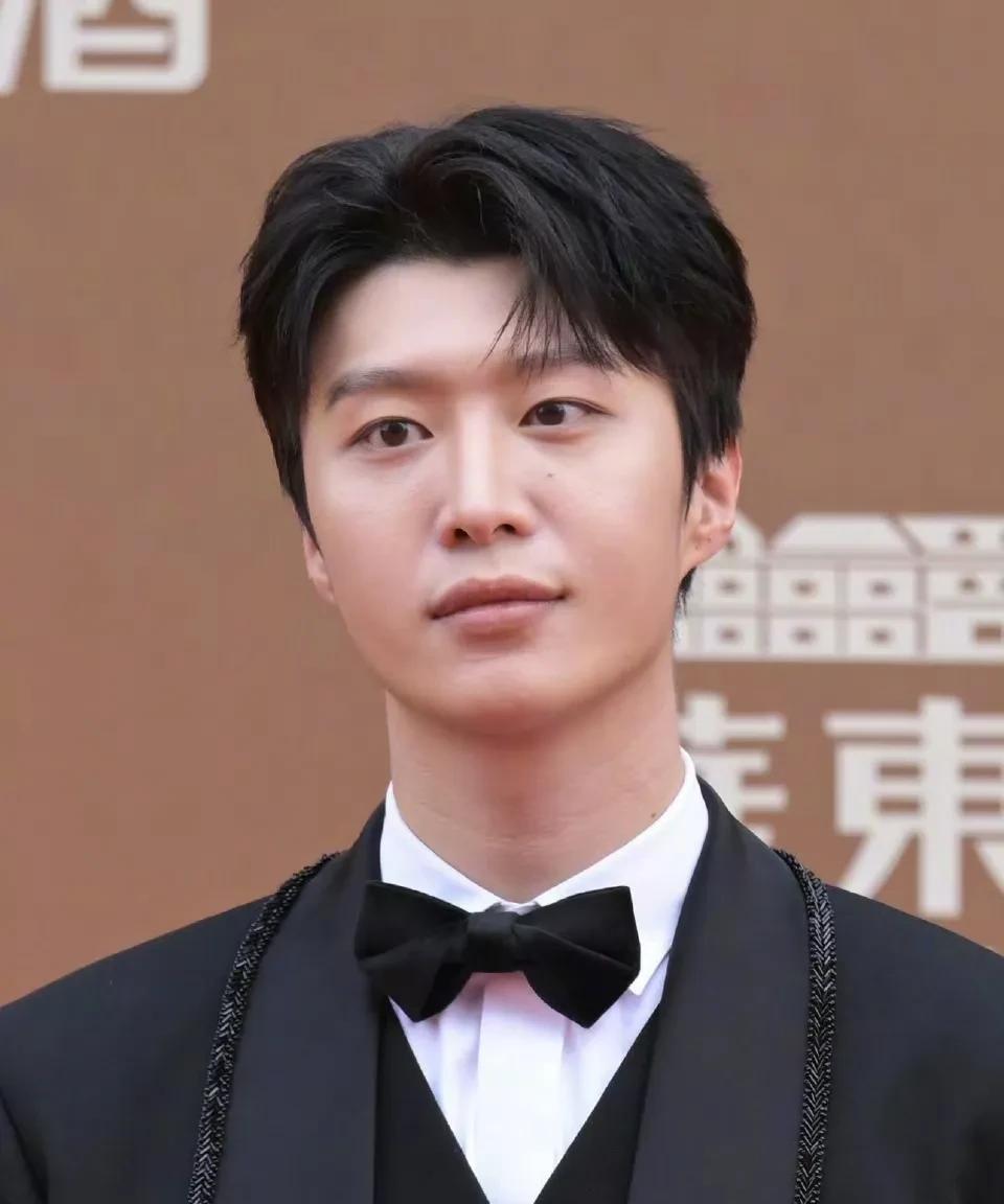 在他身上，除了脸型和身高，我再也找不到什么亮点了，眼睛、鼻子、嘴巴，一个比一个普