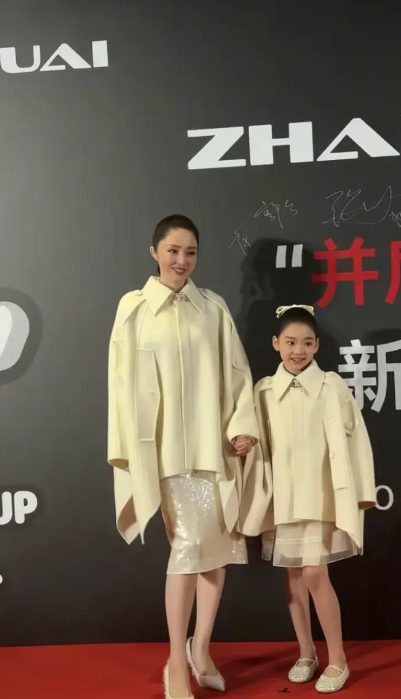 最美星二代非她莫属！

随着董璇二婚的官宣，女儿小酒窝再次受到了大家的关注！
