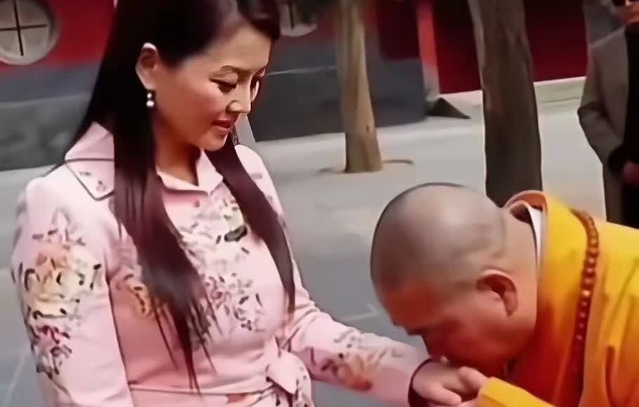 少林寺主持花和尚释永信色迷迷的亲吻李湘，并接受湖南卫视一姐李湘采访
整个采访过