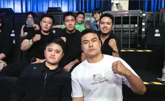 听说下面这4个和张名扬合影的人，都是企业大佬，能主动和张名扬合影说明张名扬出名了
