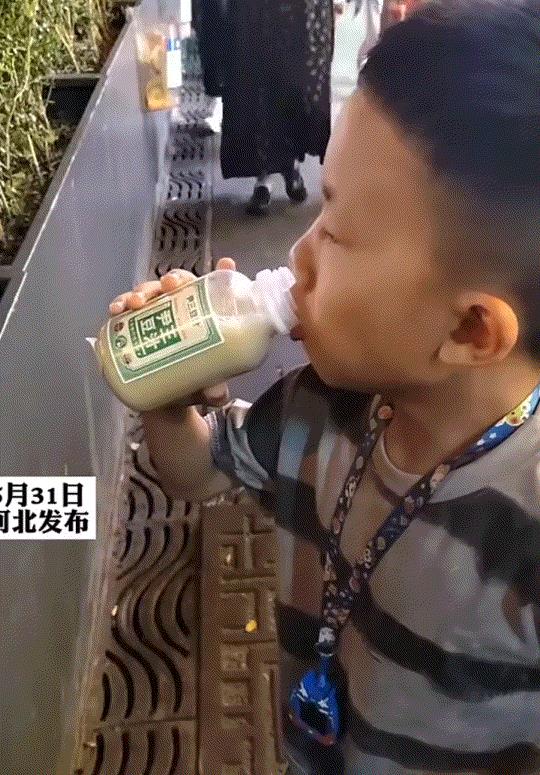 一网友在网上晒出，一小男孩第一次喝北京豆汁的反应，不料一口下去后，孩子脸上那复杂