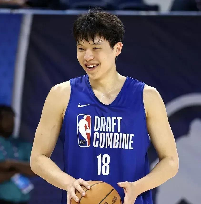 谁能想到小杨能够在首轮第16位被选中？？成为中国历史上第三个首轮被选中的球员！！