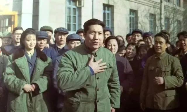 《红灯记》李玉和扮演者钱浩亮为群众演唱。