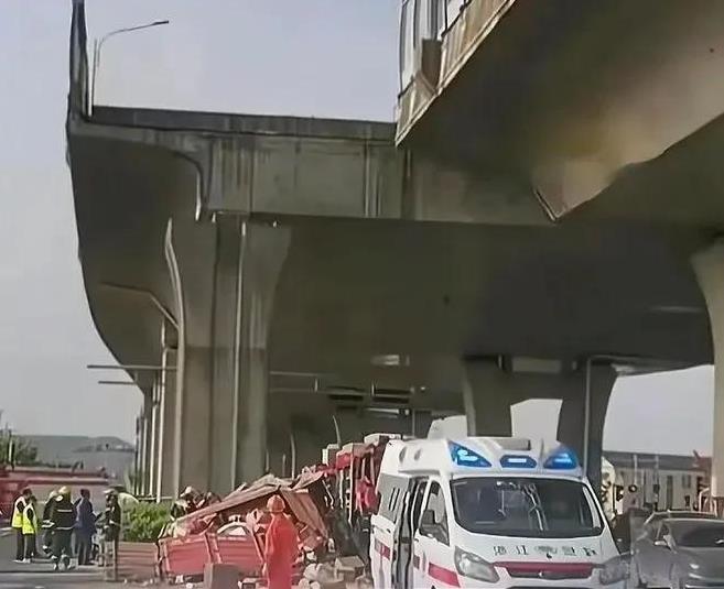 东莞断头路高速就是人祸。
在高速公路上突然出现这种断头路不就是故意让交通事故发生